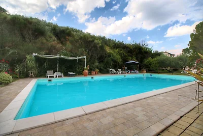 Attraente appartamento con piscina