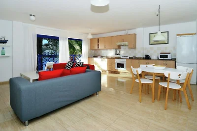 Modernes Apartment in Arrecife mit Terrasse