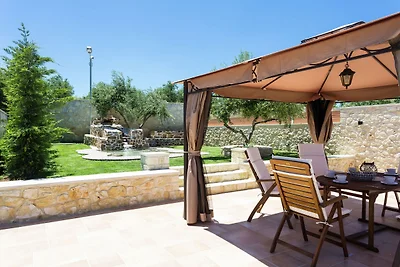 Villa auf Kreta mit Pool und Bergblick