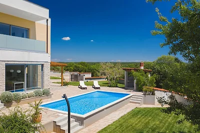 Moderne Villa in Peroj mit Pool und...