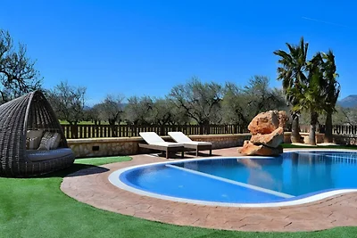 Villa in Buger mit Pool und Spielplatz