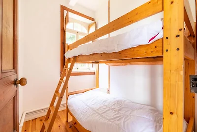 Urlaub für 4 Personen mit den Füßen im Wasser...