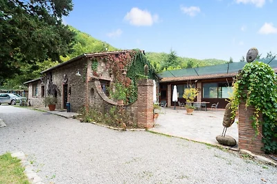 Attraente casa vacanze a Ficulle con sauna