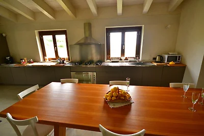 Elegante villa storica con piscina nella regi...