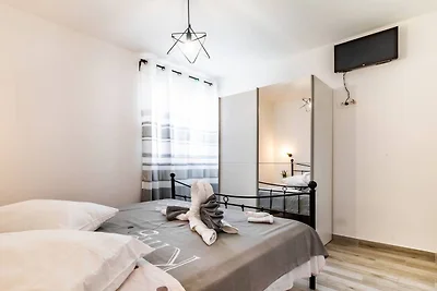 Holiday Home Sunny Side Six Bedroom Holiday...