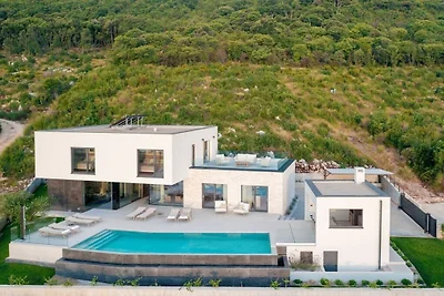 Villa in Ravni mit Schwimmbecken