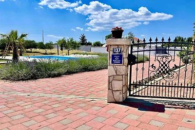 Rustige villa met 5 slaapkamers nabij Biograd