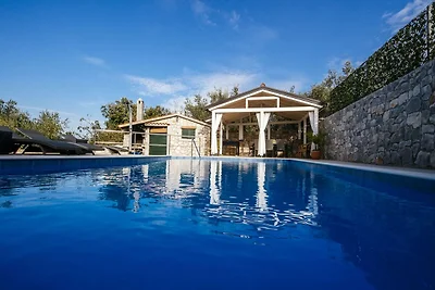 Bella casa vacanza con piscina privata a Mali...