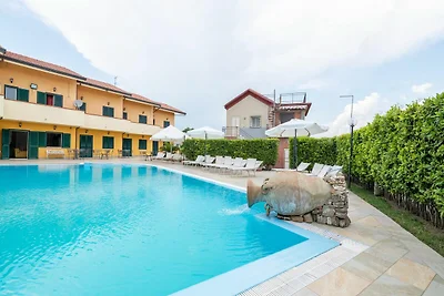 Villa in Residence con piscina e giardino