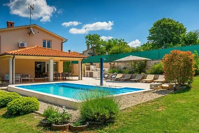 Villa in Tinjan mit Schwimmbecken
