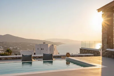 Hell gestaltete Villa mit Pool