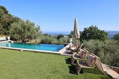 Luxuriöse Villa in Grasse mit Swimmingpool