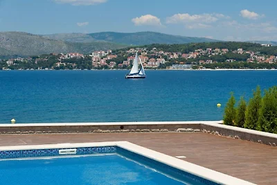 Villa in Okrug Gornji mit Schwimmbecken