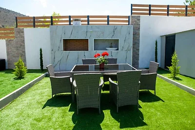 Private Villa mit Pool und Terrasse