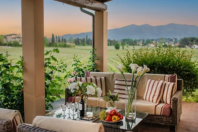 Villa a Monte San Quirico con Giardino