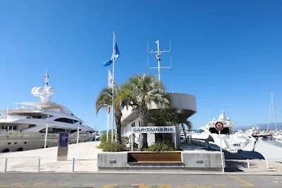 Designstudio mit Terrasse und Strand