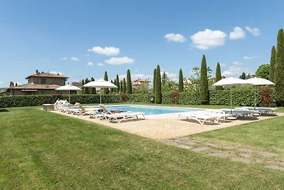 Üppige Wohnung in Lucignano mit Pool