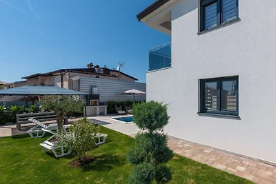 Villa in Zbandaj mit Schwimmbecken