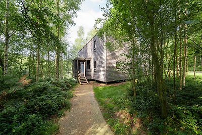 Lakehouse met uitzicht op het bos van...