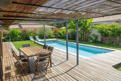 Houten huis met verwarmd zwembad