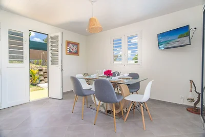 Bungalow met uitzicht op zee en de bergen