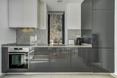 Central Apartment with Balcony & Mountain...