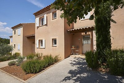 Provencal Bastide in einem grünen Gebiet