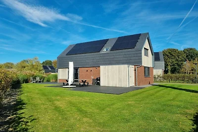 Villa am Wasser mit Anlegesteg