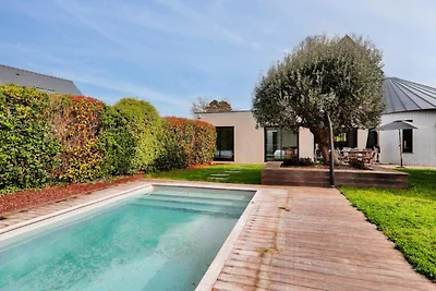 Apartment in St. Armel mit beheiztem Pool