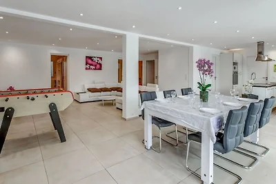 Schצnes Ferienhaus in La Chaux mit Whirlpool