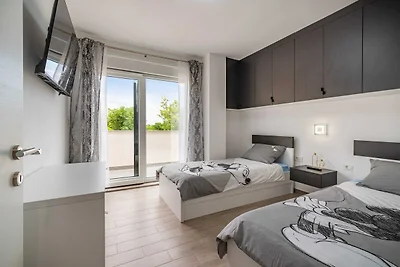 Luxusvilla mit Pool und Whirlpool