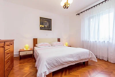 Wohnung in Privathaus, mit Fußballplatz
