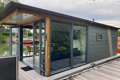 Modernes Hausboot in Monnickendam mit Steg
