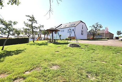 Ruim vakantiehuis in Bënzelt met een terras