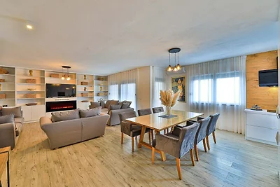Five bedroom Villa