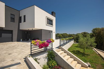 Modern appartement met groot overdekt terras