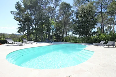 Villa lussureggiante con piscina privata
