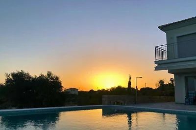 Villa in Kamaria mit Schwimmbecken