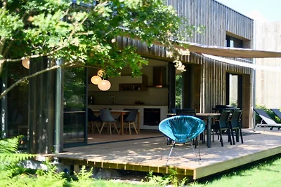 Een houten huis met bioklimaat op het...