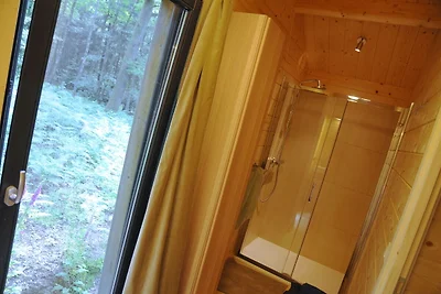 Chalet moderno situato nel bosco
