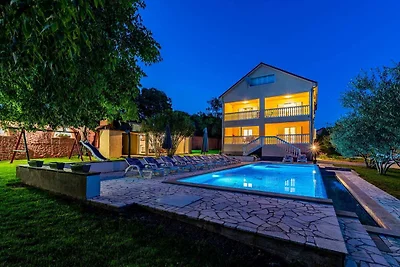 Villa mit Infinity-Pool in Kakma