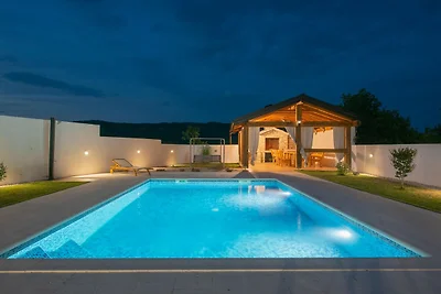 Accogliente villa di montagna per 10 a Slivno