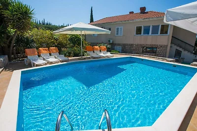 Apartment mit Terrasse und Pool