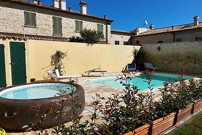 Wohnung in einem Dorf mit Swimmingpool