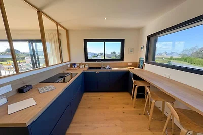 Moderne woning aan de kust met schilderachtig...