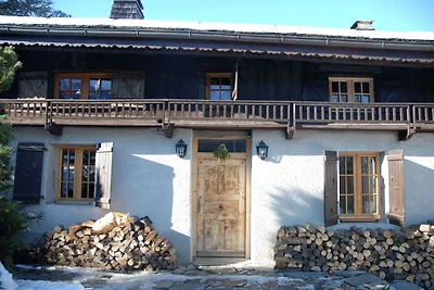Traditionelles Chalet mit Bergblick