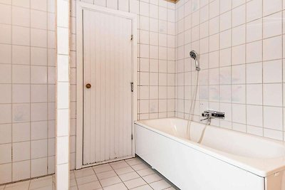 Einladendes Ferienhaus in Frostrup am Strand