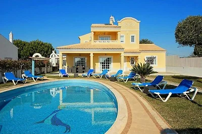 Villa in Guia mit Pool und Meerblick