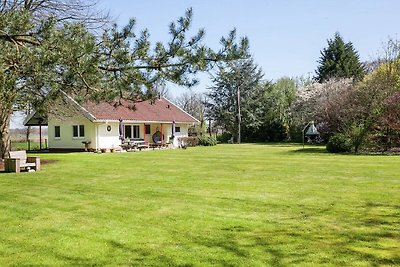 Haus mit großem Garten, Spielplatz und...