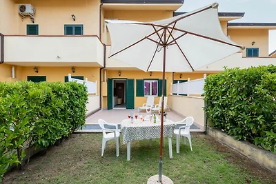 Villa in Residence con piscina e giardino
